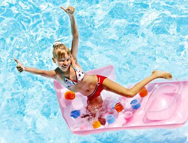 Enfant nageant sur matelas de plage . — Photo