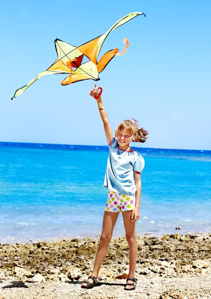 Kid flying kite outdoor. — Zdjęcie stockowe