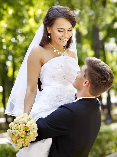 Nevěsta a ženich s květem venkovní. — Stock fotografie