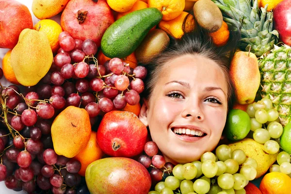 Gelukkig meisje in groep van fruit. — Stockfoto