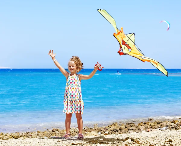 Kid flying kite outdoor. — Zdjęcie stockowe