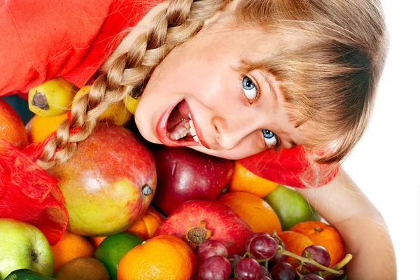 Kind met groep groenten en fruit. — Stockfoto