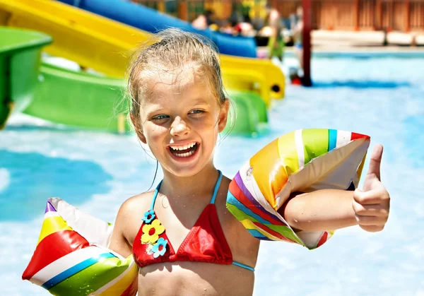 Niño con brazaletes jugando en la piscina . — Foto de Stock