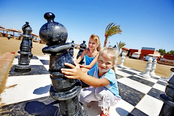 Children play chess outdoor. — Stock Photo, Image
