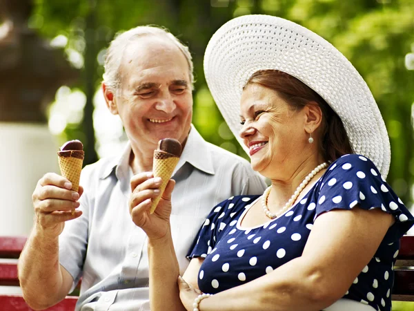 Casal velho feliz com sorvete . — Fotografia de Stock