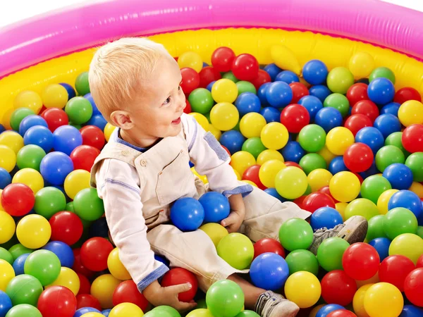 Criança em bola colorida . — Fotografia de Stock