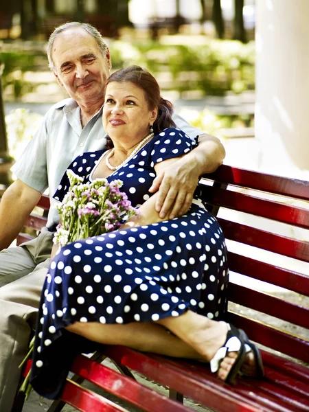 Old couple sit on bench. — Stock Photo, Image