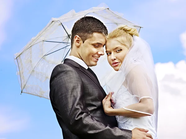 Bride and groom summer outdoor. — Stock Photo, Image