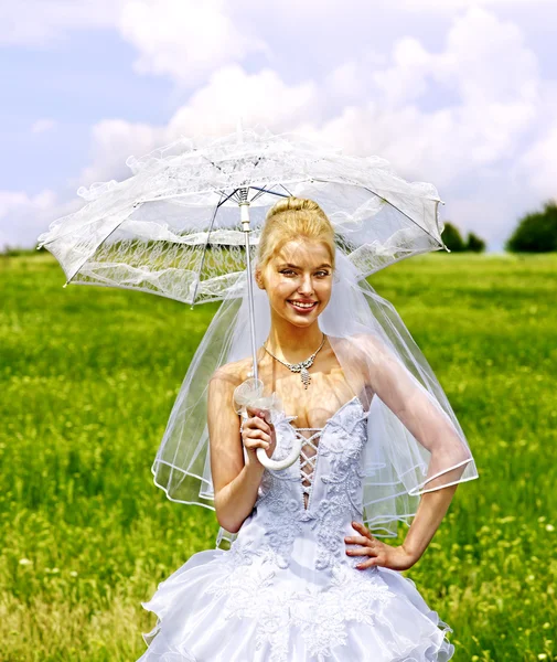 Novia en vestido de novia. — Foto de Stock
