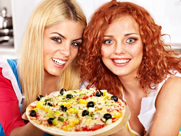 Women cooking pizza. — Stock Photo, Image