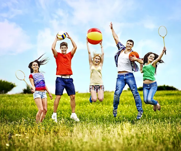 Gruppe Menschen mit Kindern laufen. — Stockfoto