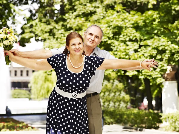 Casal velho feliz com flor . — Fotografia de Stock