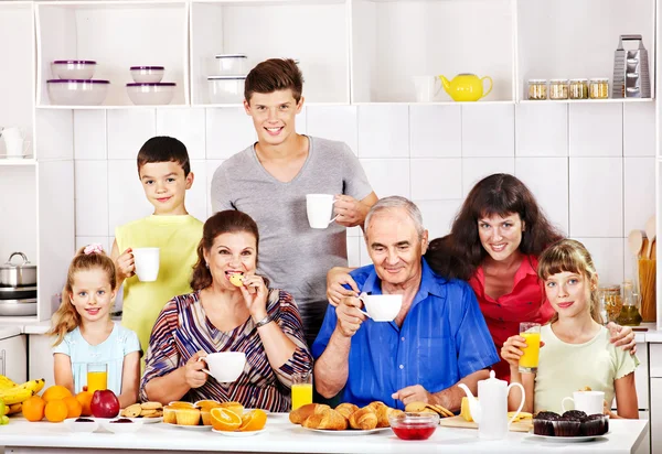 Große glückliche Familie frühstückt. — Stockfoto