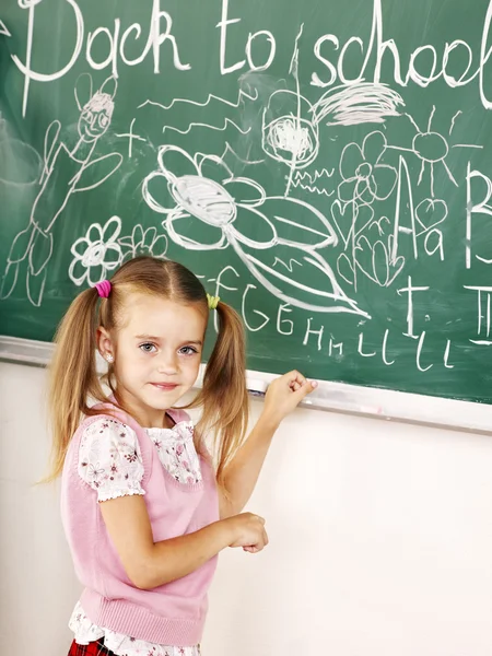 Escola criança escrevendo em placa preta . — Fotografia de Stock