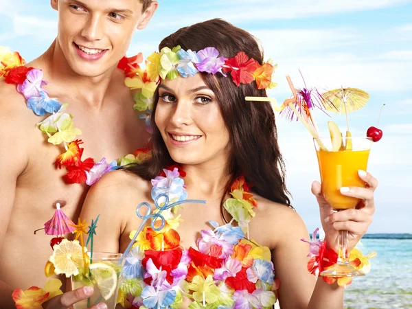 Couple with cocktail at Hawaii wreath beach. — Stock Photo, Image