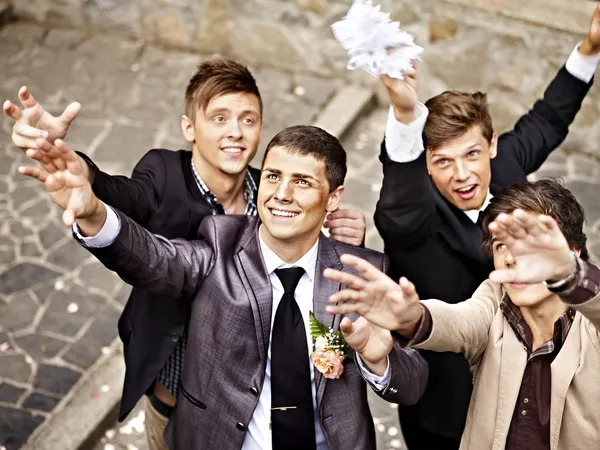 Groupe hommes attraper mariée jarretière — Photo