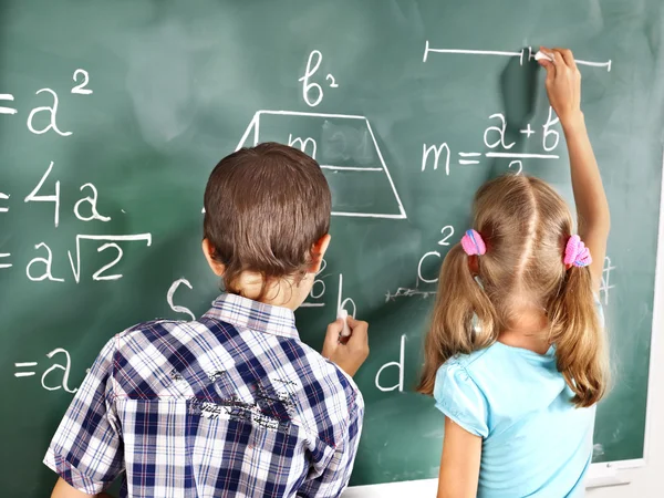 Παιδί σχολείο εγγράφως στο blackboard. — Φωτογραφία Αρχείου