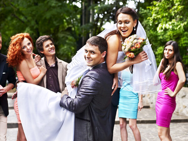 Groom porte sa mariée sur l'épaule . — Photo