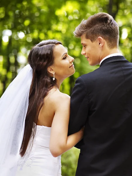 Bride and groom outdoor. — Stock Photo, Image