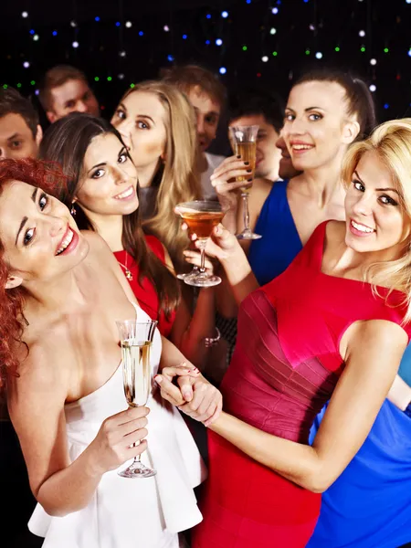 Grupo de personas bailando en la fiesta . — Foto de Stock