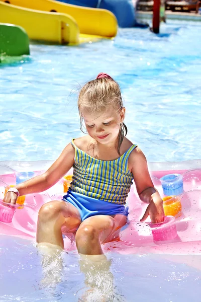 Bambino sullo scivolo d'acqua all'aquapark . — Foto Stock