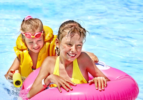 Niños en chaleco salvavidas en piscina . — Foto de Stock