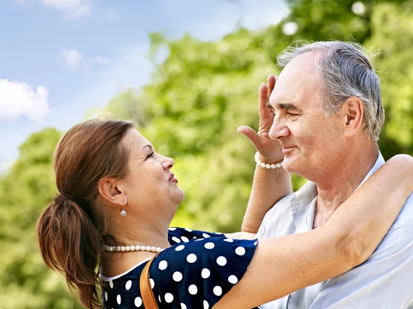 Feliz pareja de edad al aire libre . — Foto de Stock