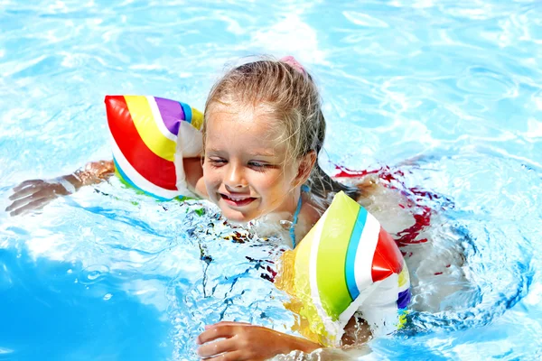 Barn med armbindlar i poolen. — Stockfoto