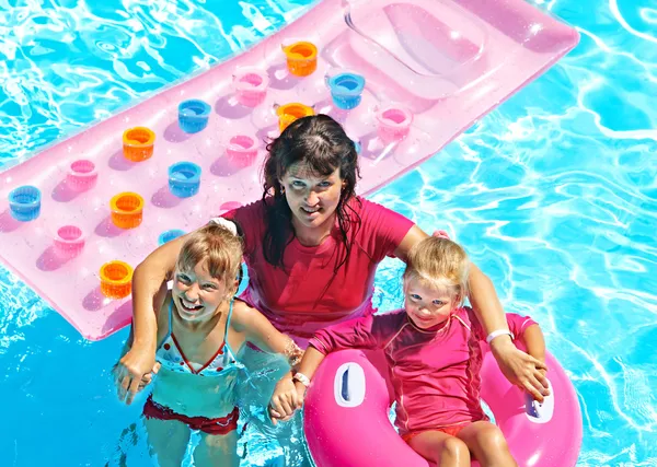 Familie im Schwimmbad. — Stockfoto