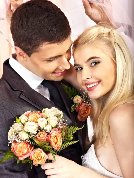 Casamento casal segurando flor . — Fotografia de Stock