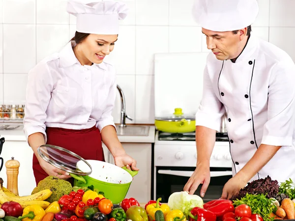 Homme et femme dans la cuisine chef chapeau . — Photo