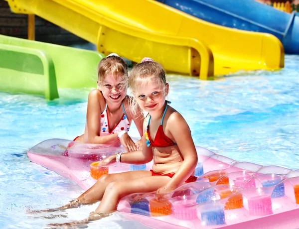 Bambino sullo scivolo d'acqua all'aquapark . — Foto Stock