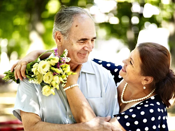 Heureux vieux couple avec fleur . — Photo