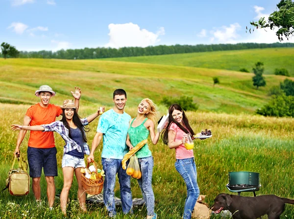 Grup insanlar üzerinde piknik. — Stok fotoğraf