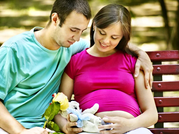 Pregnant woman with man outdoor. — Stock Photo, Image