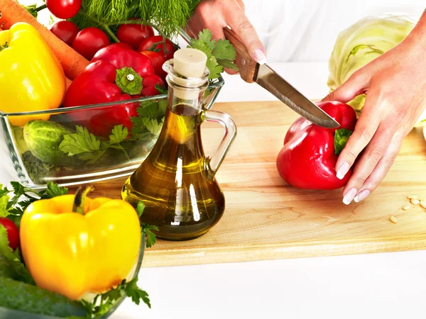 Légumes frais et huile d'olive . — Photo