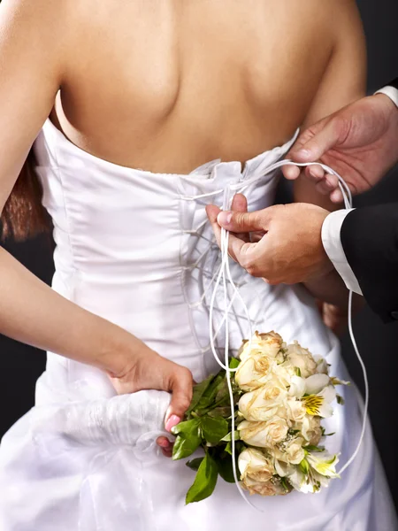 Suknie ślubne przymierzania sukni ślubnej. — Zdjęcie stockowe