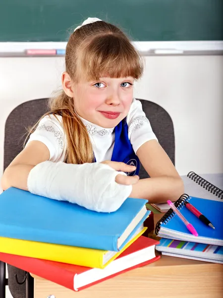 Kind mit gebrochenem Arm. — Stockfoto