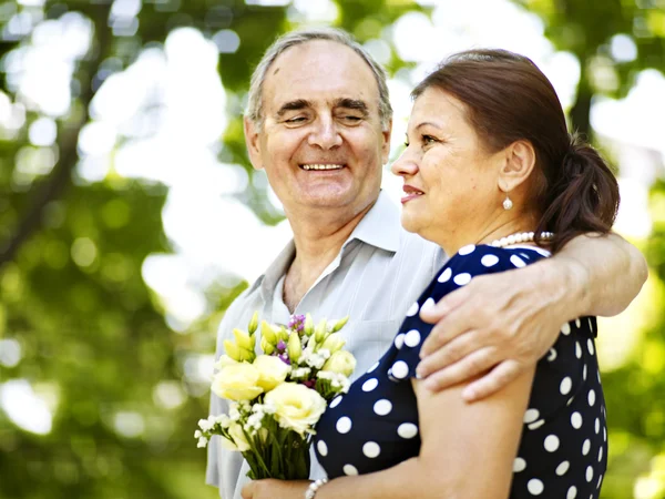 Gelukkige oude paar buiten. — Stockfoto