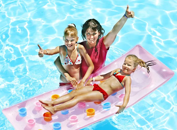Familie in zwembad. — Stockfoto