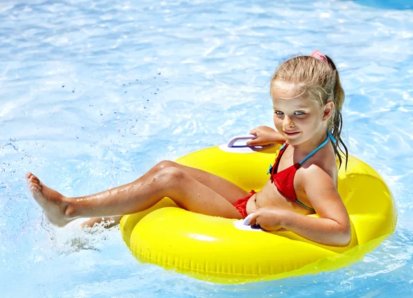 Criança no inflável na piscina . — Fotografia de Stock