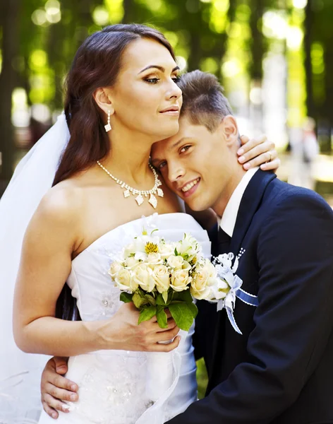 Sposo abbraccio sposa all'aperto . — Foto Stock