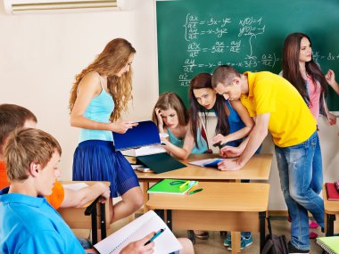 blackboard yakınındaki grup öğrenci.