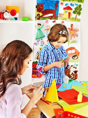 Çocuk makas kağıt kesme.