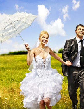 Gelin ve damat yaz açık.