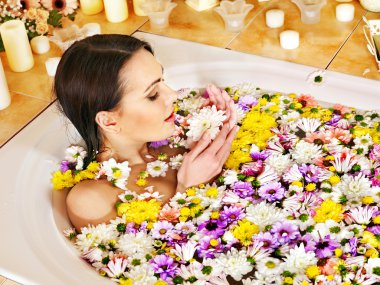 nemlendirici uygulayarak kadın.