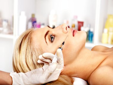 Doktor kadın Botox enjeksiyonları.