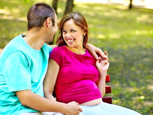 Schwangere Frau mit Mann im Freien. — Stockfoto