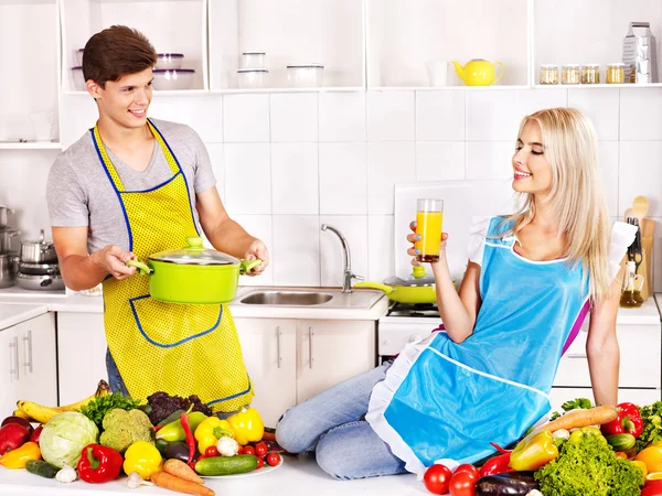 Casal cozinhar na cozinha . — Fotografia de Stock