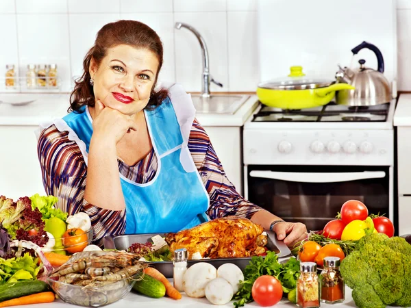 Mature woman preparing at kitchen. — Stock Photo, Image